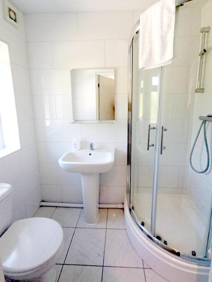 Cozy 4 Bedroom House In Smethwick With 4 Bathrooms Perfect For Contractors And Families Бирмингам Екстериор снимка